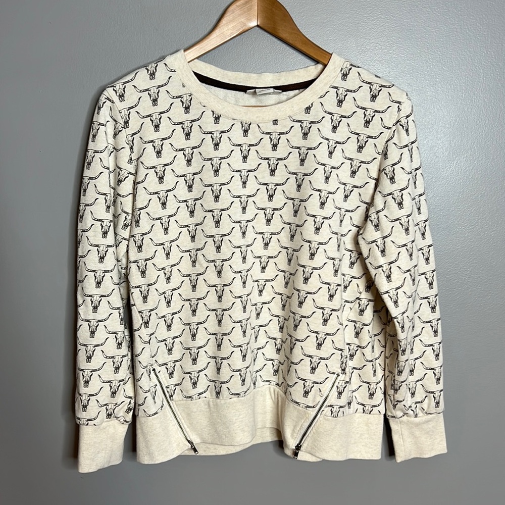 Ariat cream long sleeve sweatshirt with skulls size large